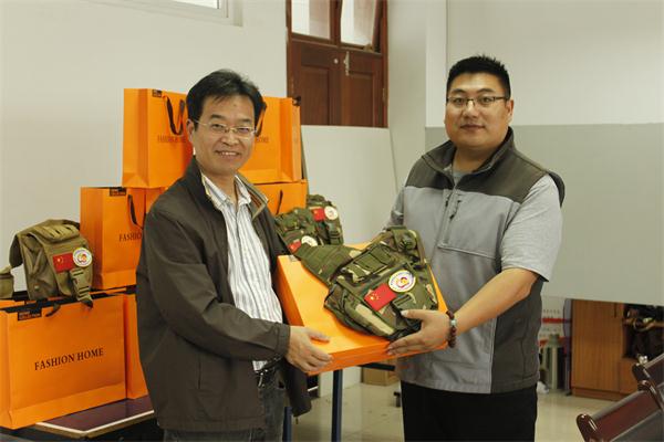 陈永刚校友向新闻学院捐赠感恩大礼包及奖助学金