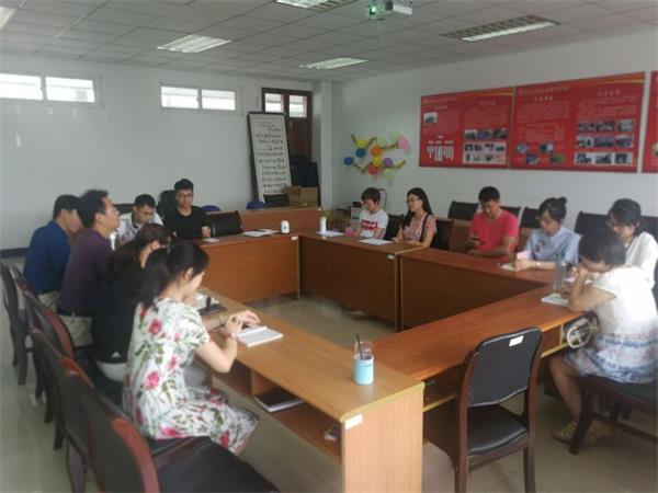 新闻学院召开青年教师座谈会