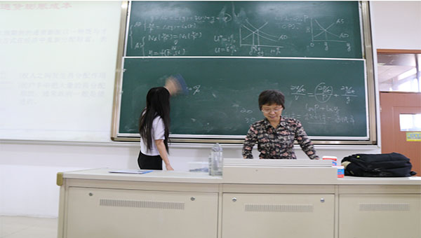 新闻学院举行“暖暖师生情”主题活动