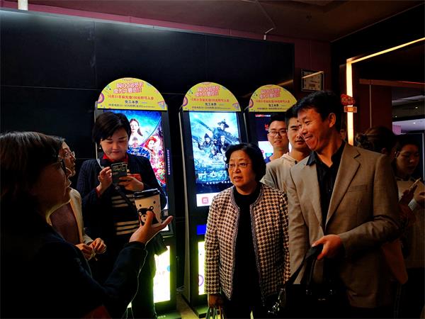 新闻学院组织师生党员集体观看电影《赵亚夫》