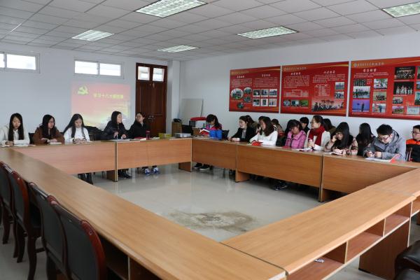 “小韩带你学党章”——新闻学院本科生党支部开展学党章活动