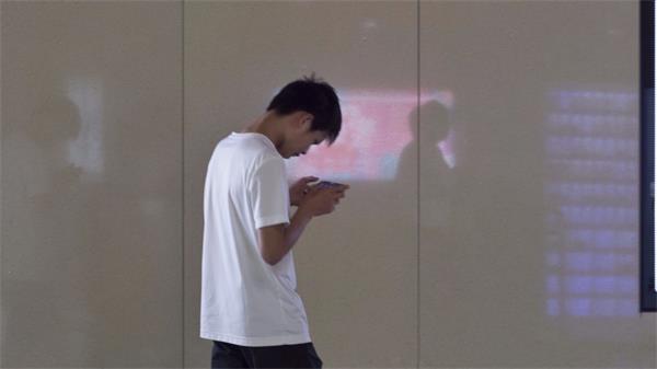 聚焦“低头族”,城市青年“低头族”现状调查分析