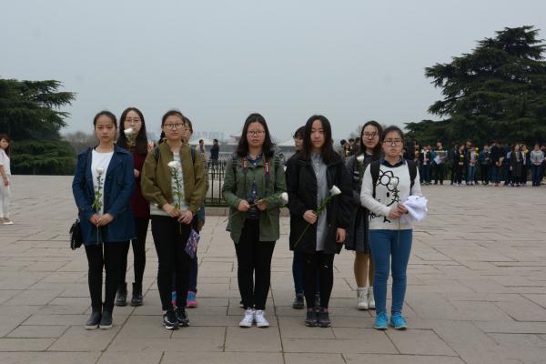 新闻学院学子前往雨花台祭扫英烈