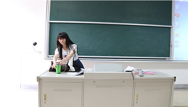 新闻学院举行“暖暖师生情”主题活动