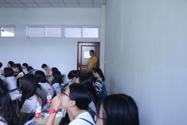 新闻学院学子歌声祝福老师